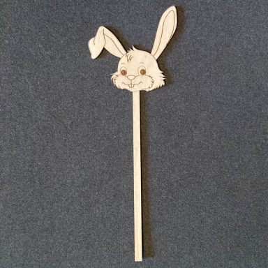 Holzstecker mit einem niedlichen Hasenkopf, beige und braun.