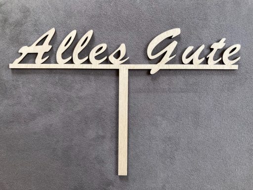 Holzschriftzug „Alles Gute“ auf grauem Hintergrund.