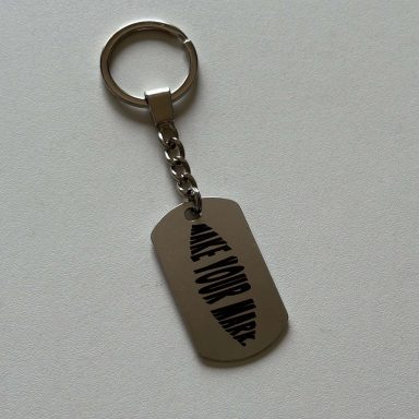 Schlüsselanhänger mit gravierter Metallplakette im militärischen Stil.