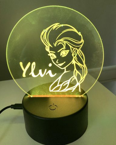 LED-Lampe mit einem leuchtenden, gelben Profil einer Frau und dem Namen "Ylvi".