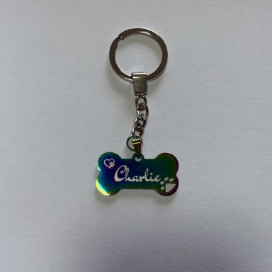 Bunter Schlüsselanhänger in Knochenform mit dem Namen "Charlie".