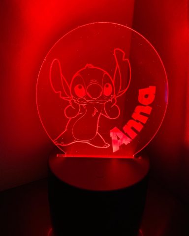 Rotes LED-Lichtobjekt mit einer gravierten Figur und dem Namen "Anna".