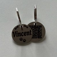 Hundeanhänger mit dem Namen "Vincent" und einem QR-Code auf der Rückseite.