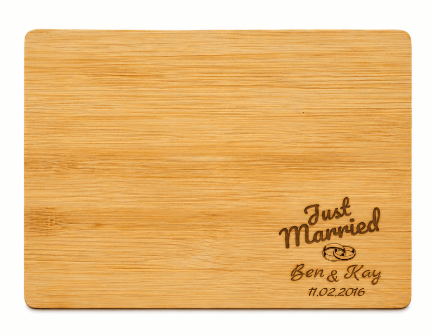 Holzbrett mit Gravur "Just Married" und Namen Ben & Kay, Datum.