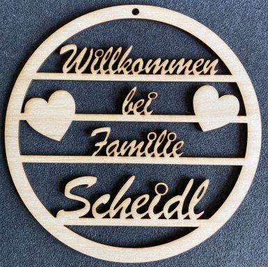 Willkommen-Schild für Familie Scheidl mit Herzen.