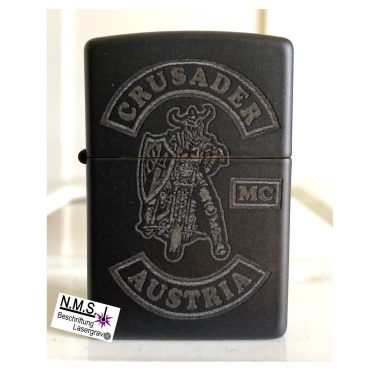 Schwarze Zippo-Feuerzeug mit dem Aufdruck „Crusader Austria MC“.