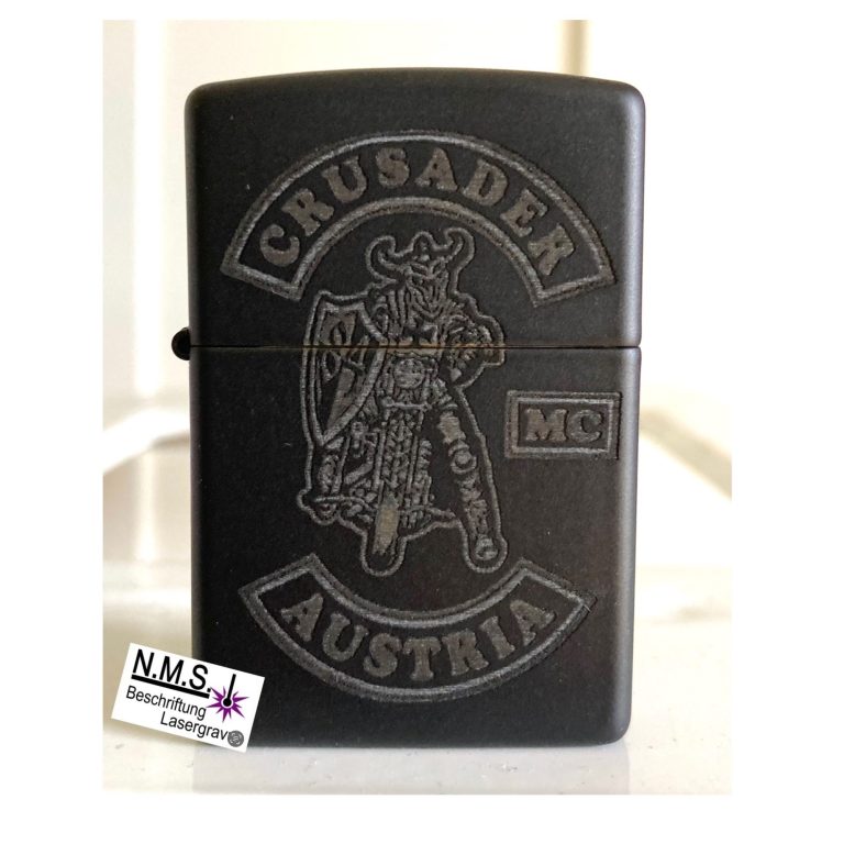Schwarze Zippo-Variante mit dem Aufdruck "Crusader Austria MC" und einem Motorrad-Design.
