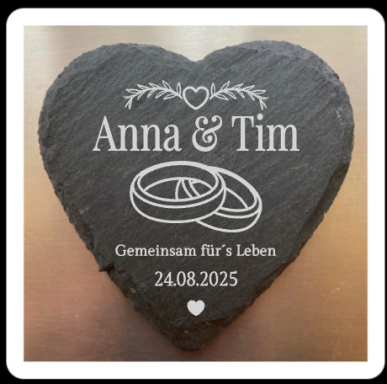 Herzförmiger Stein mit Namen "Anna & Tim" und Hochzeitsdatum 24.08.2025.
