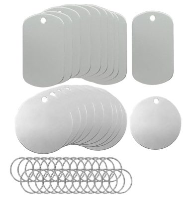 Silberne Anhänger und Ringe zum Befestigen, in verschiedenen Formen.