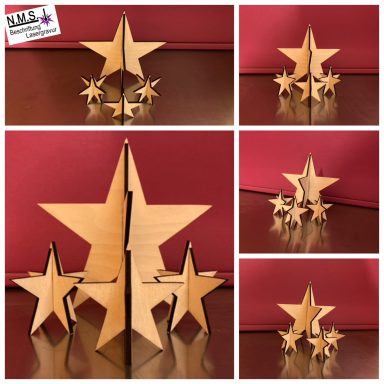 Holzsterne in verschiedenen Größen auf einem Tisch mit rotem Hintergrund.