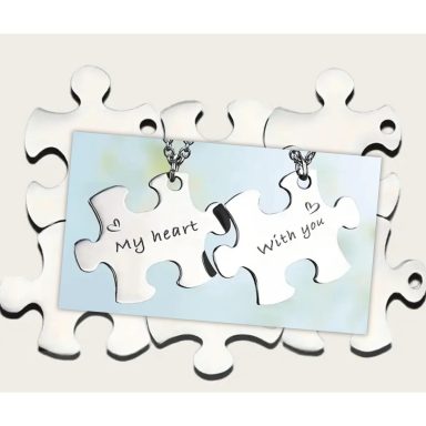 Zwei Puzzlestücke mit der Aufschrift „My heart“ und „With you“ auf hellem Hintergrund.