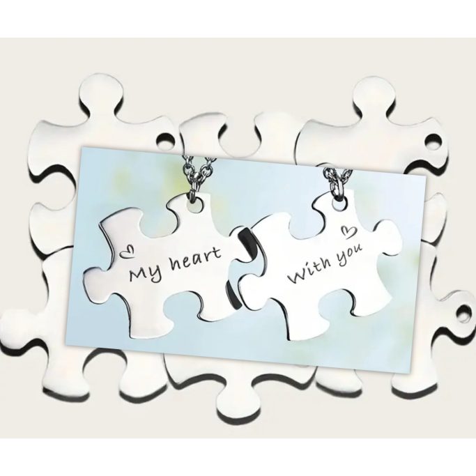 Zwei Puzzlestücke mit den Inschriften „My heart“ und „With you“ auf einem harmonischen Hintergrund.