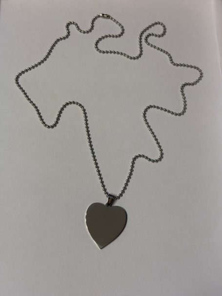 Kette mit einem herzförmigen Anhänger, der an einer feinen Kette hängt.