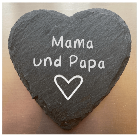 Herz aus Schiefer mit der Aufschrift "Mama und Papa" in weißer Schrift.