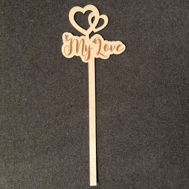 Holzstecker mit der Inschrift "My Love" und zwei ineinandergreifenden Herzen.