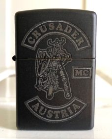 Schwarze Zippo-Feuerzeug mit graviertem Crusader MC-Logo aus Österreich.