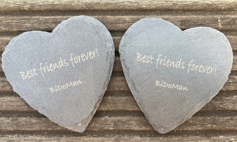 Zwei herzförmige Steintafeln mit der Aufschrift „Beste Freunde für immer“.