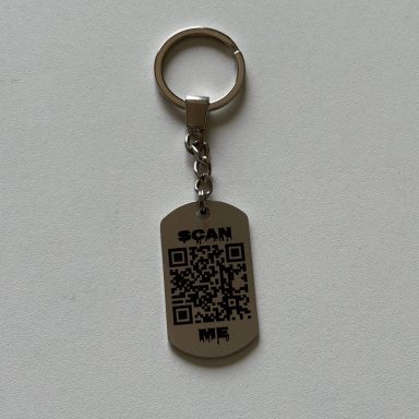 Metallischer Schlüsselanhänger mit einem QR-Code und der Aufschrift "SCAN ME".