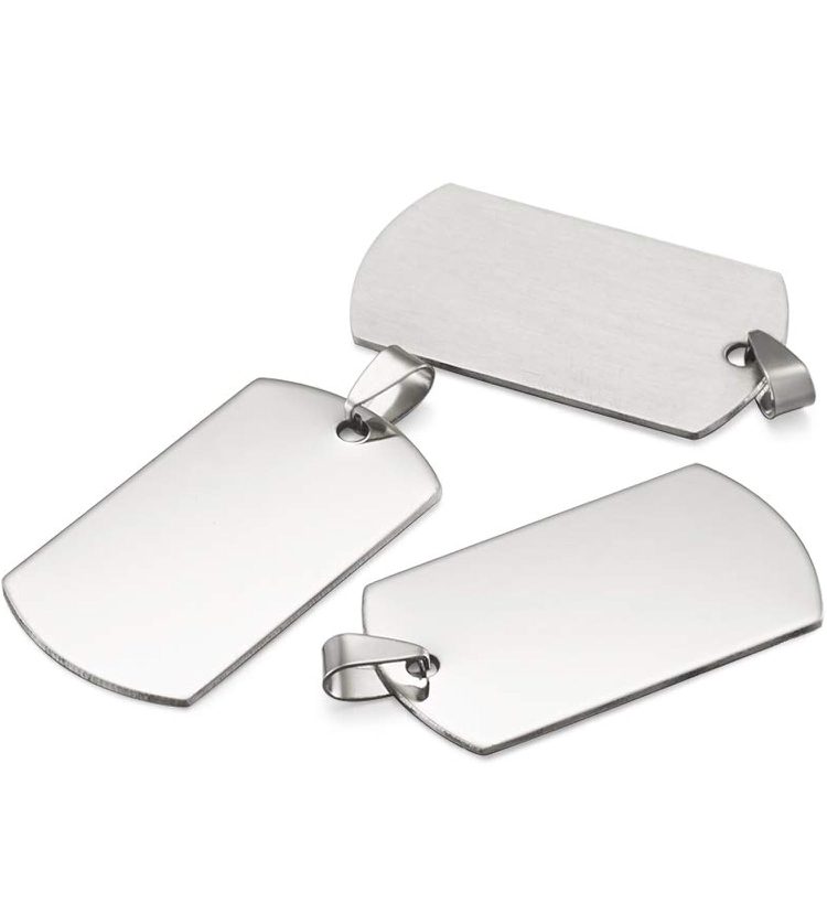 Drei leere, rechteckige Edelstahlanhänger mit abgerundeten Ecken.