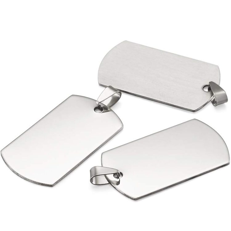 Drei leere, rechteckige, silberne Namensschilder aus Metall.