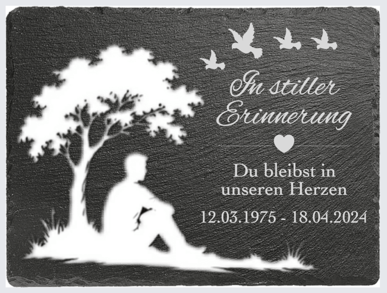 Gedenktafel mit Baum, sitzendem Mann und Vögeln, mit Inschrift und Daten.