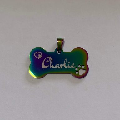 Bunter Anhänger in Knochenform mit dem Namen "Charlie" und Herz- und Pfotenabdruck.