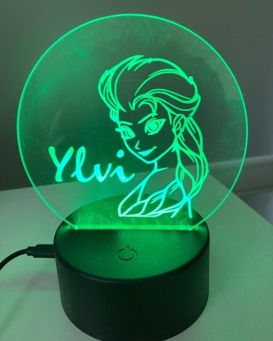 Grüne LED-Lampe mit dem Schriftzug "Ylvi" und einer stilisierten Figur.