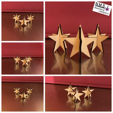 Drei kleine Sterne auf einem rot-braunen Hintergrund, gruppiert in unterschiedlichen Anordnungen.