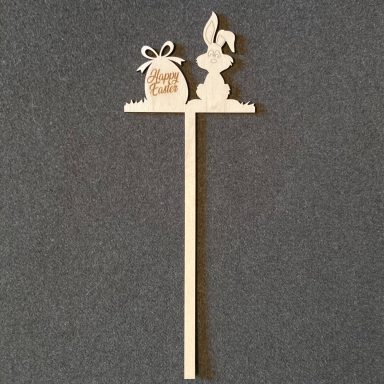 Holzstecker mit einem Hasen und einem Osterei.