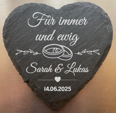 Herz aus Schiefer mit Gravur: "Für immer und ewig, Sarah & Lukas, 14.06.2025".